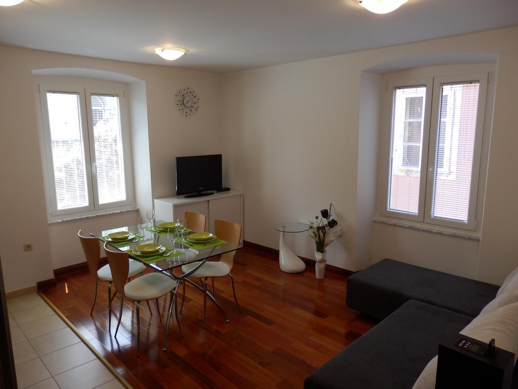 Apartment Pula Center Buitenkant foto