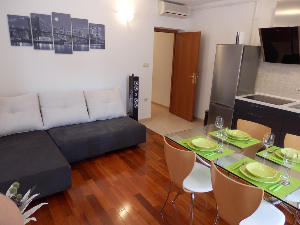 Apartment Pula Center Buitenkant foto
