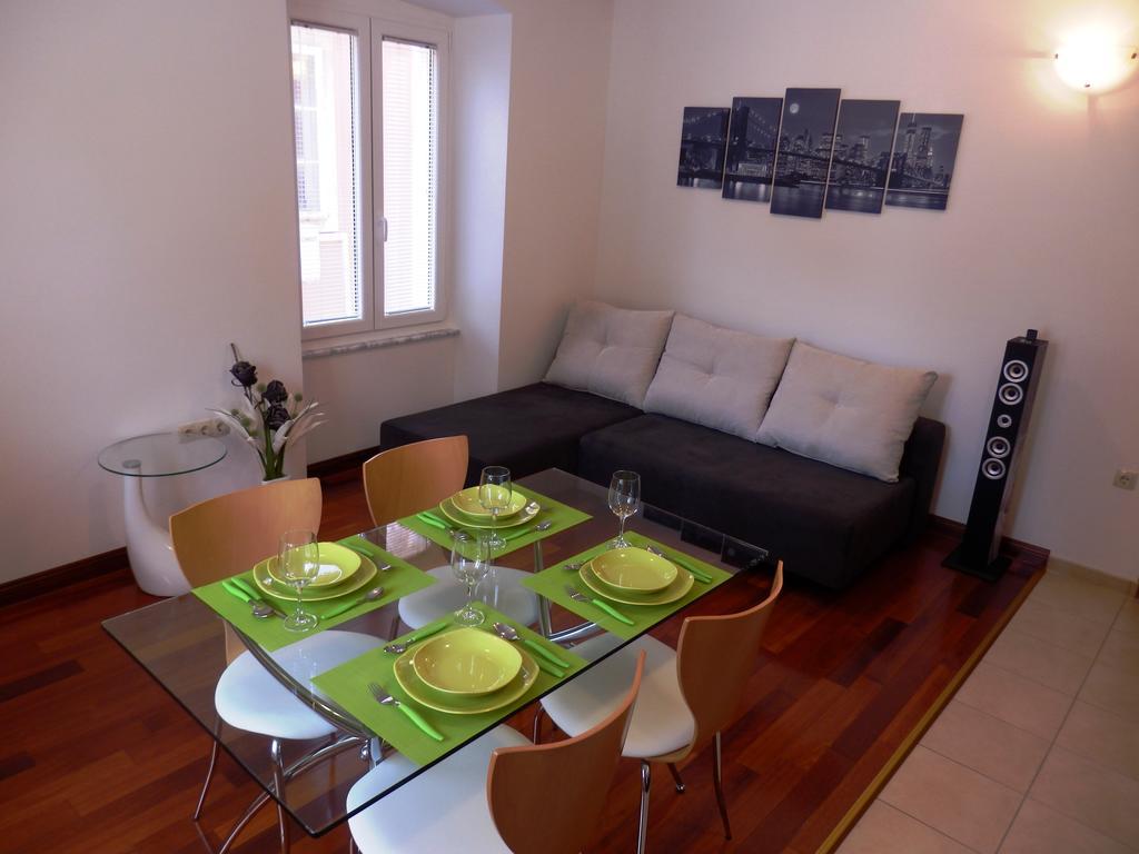 Apartment Pula Center Buitenkant foto