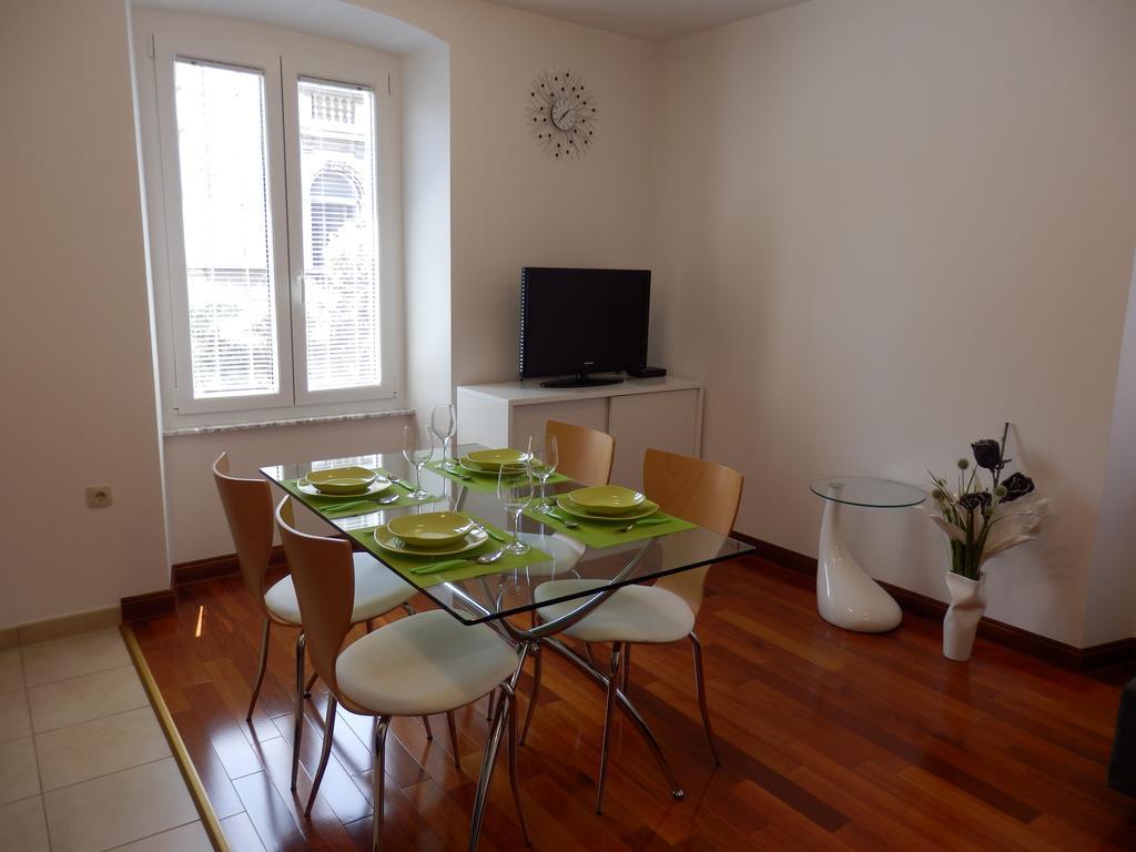 Apartment Pula Center Buitenkant foto